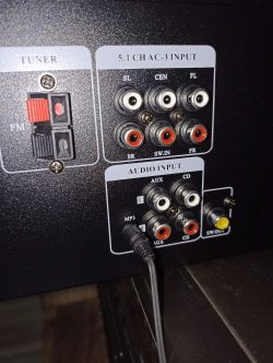 Jak podłączyć Amplituner Akai As-110ra-320 i Subwoofer Trust 2.1 Sp-3680 do TV Samsung UE40F5000AW?