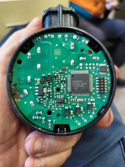 Grundfos ALPHA2 L 25-40 – identyfikacja spalonego elementu obok diody na PCB