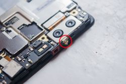 Gdzie znajdę złotą blaszkę mocującą aparat w Huawei P9?
