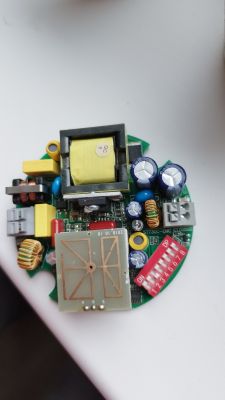 Zbliżenie na okrągłą płytkę drukowaną z elementami elektronicznymi.