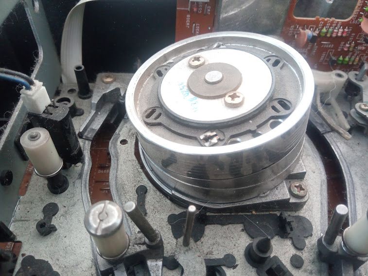 Głowica wirująca w magnetowidzie Akai model VS-R88K, widok z bliska