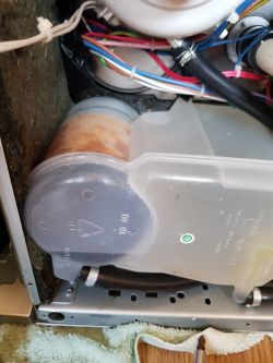 Whirlpool ADP 550 IX - Wylewa wodę spod drzwi Whirlpool ADP 550 IX - Wylewa wodę spod drzwi
