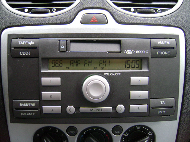 Radio Ford 5000C jak zdjąć przedni panelproblem z klapką
