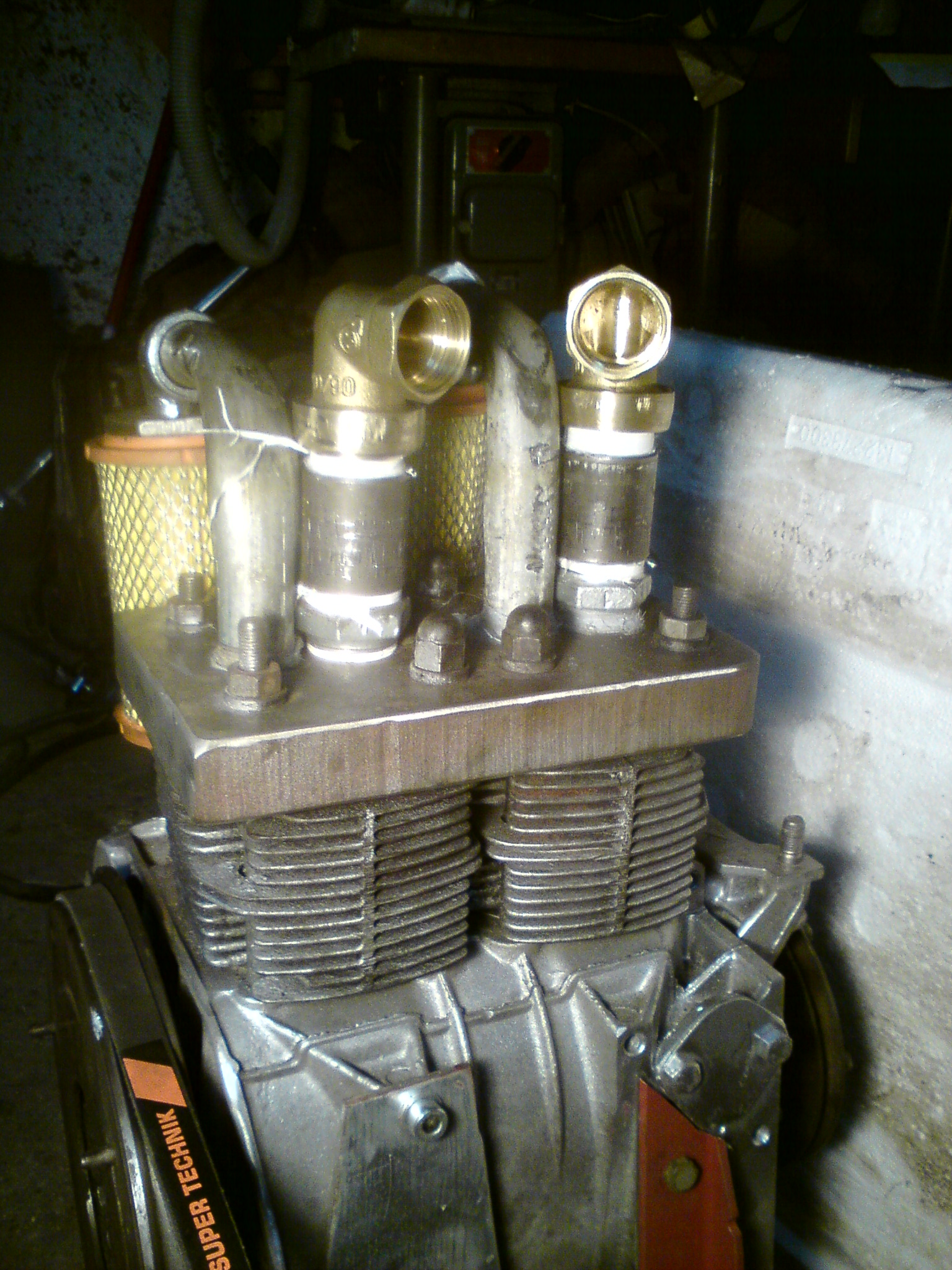 Sprężarka na silniku z Fiata 126p 13 elektroda.pl