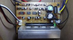 Leiterplatte mit elektronischen Komponenten Leiterplatte mit elektronischen Komponenten und Drähten.