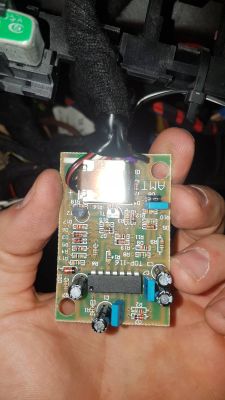 Schemat zabezpieczenia immobiliser w Audi 80: przekaźnik RA2-3082-15-1012 terkocze