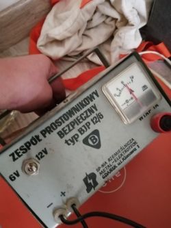 Jaką wartość wskaźnika naładowania akumulatora 44Ah 420A przy pełnym ładowaniu?