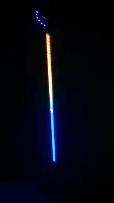 Pionowy pasek LED RGB pokazujący gradient temperatury od czerwieni do niebieskiego