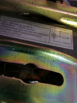 Tabliczka znamionowa silnika pralki z opisem parametrów i schematem połączeń kolorów przewodów.