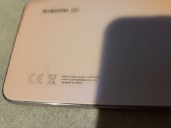 Tył jasnego smartfona Xiaomi 5G z numerem modelu 2109119DG i znakami CE