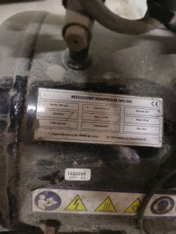 Zbliżenie tabliczki znamionowej kompresora bezolejowego Magnum JWS-501 z danymi technicznymi.
