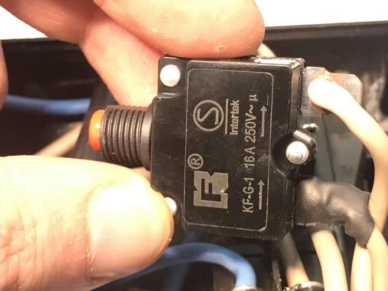Zbliżenie na wyłącznik termiczny Intertek KF-G-1 16A 250V z podłączonymi przewodami