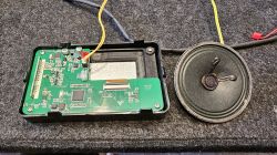 Elementy elektroniczne z głośnikiem obok.