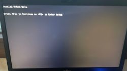 Ekran laptopa z komunikatem Invalid NVRAM Data i opcjami Press to Continue or to Enter Setup.