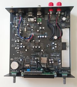 Widok wnętrza amplitunera JRK Audio Evothon z widoczną, zmontowaną płytką PCB, elementami elektronicznymi i okablowaniem.