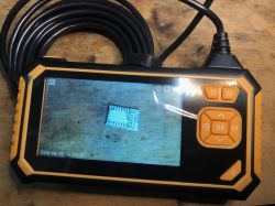 Przenośny ekran LCD endoskopu Inskam113 z wyświetlanym obrazem układu scalonego.