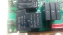 Zbliżenie na przekaźnik GOLDEN GK-A-1A-12D na zielonej płytce drukowanej