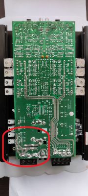 Wzmacniacz Caliber CA-450 - pali bezpieczniki, dziwny nalot na płycie głównej