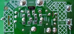 Zbliżenie na tylną część płytki drukowanej PCB z pustymi miejscami na elementy: rezystory, kondensatory i tranzystor.