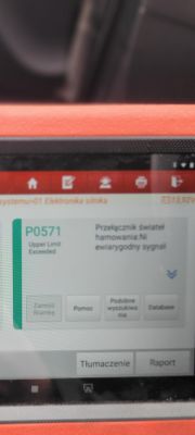 Ekran diagnostyczny z kodem błędu P0571 i komunikatem o przełączniku świateł hamowania.