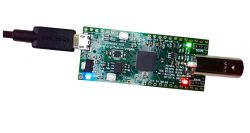 Zbliżenie na płytkę PCB Flea-Scope z podłączonym kablem USB.