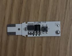 Mała płytka PCB z oznaczeniem ZX-USB8-2508 z komponentami elektronicznymi.