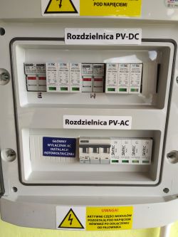 Zbliżenie na rozdzielnicę PV-DC i PV-AC z zabezpieczeniami instalacji fotowoltaicznej.