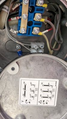 Skrzynka przyłączeniowa silnika elektrycznego z połączeniami w układzie gwiazdy i trójkąta