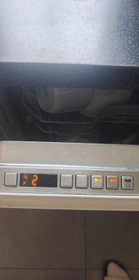 Panel sterowania zmywarki Hotpoint Ariston ELTF 11M121 C z wyświetlonym błędem „F2” oraz świecącymi się kontrolkami.