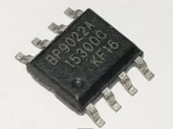 Czarny układ scalony BP9022A z ośmioma wyprowadzeniami i oznaczeniem modelu na górze