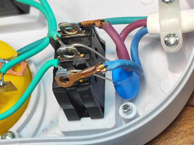 Interior of Interlook BA-3505-WHITE Power Strip Interior of a power strip with wires and a varistor.