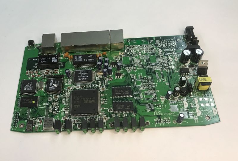 Wnętrze starego routera ISDN/DSL DI-304. Wspominamy Internet lat 2000