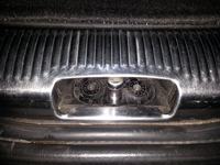 Jak zdemontować dolną listwę metalową w Passacie B5 Kombi?