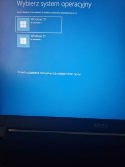 Ekran wyboru systemu operacyjnego z dwoma opcjami Windows 11 na laptopie MSI.