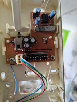 Wnętrze nowego domofonu z widoczną płytką PCB i podłączonymi kolorowymi przewodami