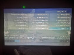 Umgekehrtes Bild auf Toshiba-Fernseher Toshiba-Fernseher mit umgekehrtem Bild, das Sprachmenü anzeigt.