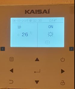 Wyświetlacz termostatu pokazujący temperaturę 26 stopni Celsjusza, podłączony do systemu KAISAI.