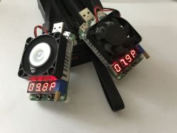 Dwa testery USB z wentylatorami i wyświetlaczami LED pokazującymi prąd obciążenia