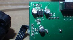 Leiterplatte mit montierten 10µF/16V Elektrolytkondensatoren, integrierten Schaltkreisen und Leiterbahnen.