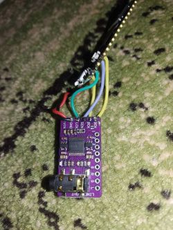 Płytka z przetwornikiem cyfrowo-analogowym PCM5102A z podłączonymi przewodami.