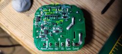 Photo of the interior of a standard DIY 16A switch with visible modules and markings on the circuit board.