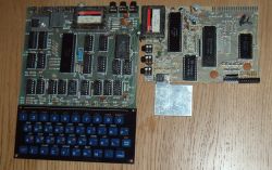 Płytka drukowana komputera Sinclair ZX80 z widocznymi układami scalonymi i klawiaturą.