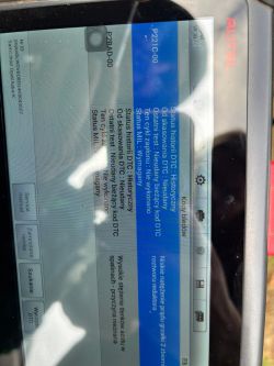 Wyświetlacz diagnostyczny z błędami P221-00 i P2BAD-00 w samochodzie Opel Astra K.