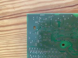 Lewa część zielonej płytki PCB z cienkimi ścieżkami i otworami montażowymi