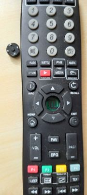 Pilot do telewizora z przyciskami i odłączoną częścią z tyłu.