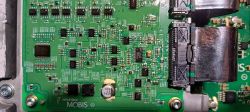 Zbliżenie na płytę PCB z napisem Hyundai MOBIS i licznymi elementami elektronicznymi