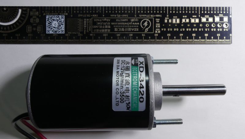 Silnik elektromagnetyczny XD-3420 z linijką do pomiaru.