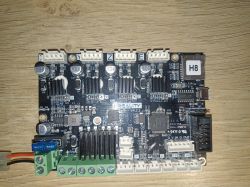 Płytka drukarki 3D Creality Ender 3 V4.2.2 na drewnianym stole.