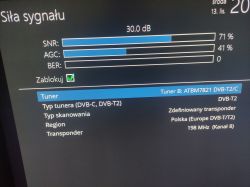 Wyświetlacz pokazujący parametry sygnału dla tunera DVB-T2.