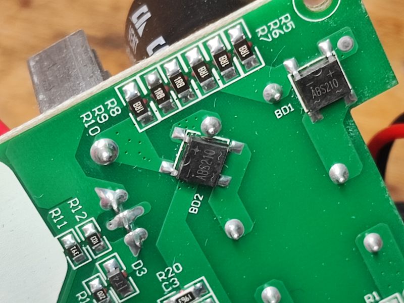 Zbliżenie na płytkę drukowaną z elementami elektronicznymi i kondensatorem